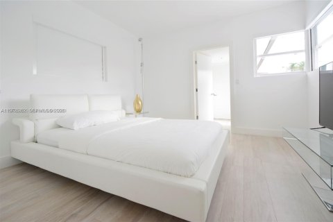House in Miami Beach, Florida 4 bedrooms № 2041894 - photo 12
