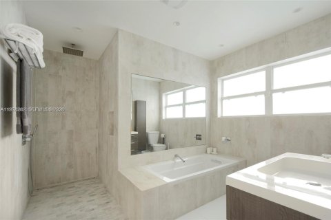 House in Miami Beach, Florida 4 bedrooms № 2041894 - photo 16