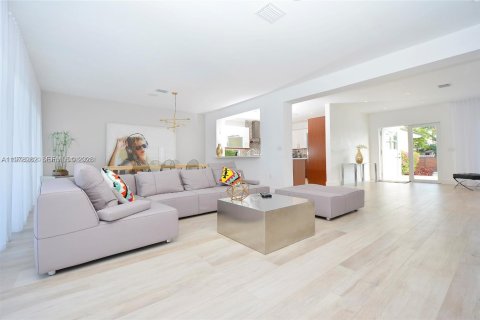 House in Miami Beach, Florida 4 bedrooms № 2041894 - photo 8