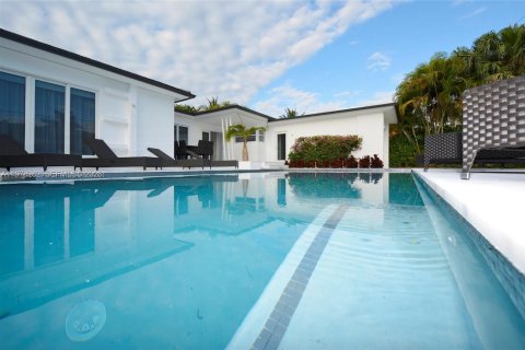 House in Miami Beach, Florida 4 bedrooms № 2041894