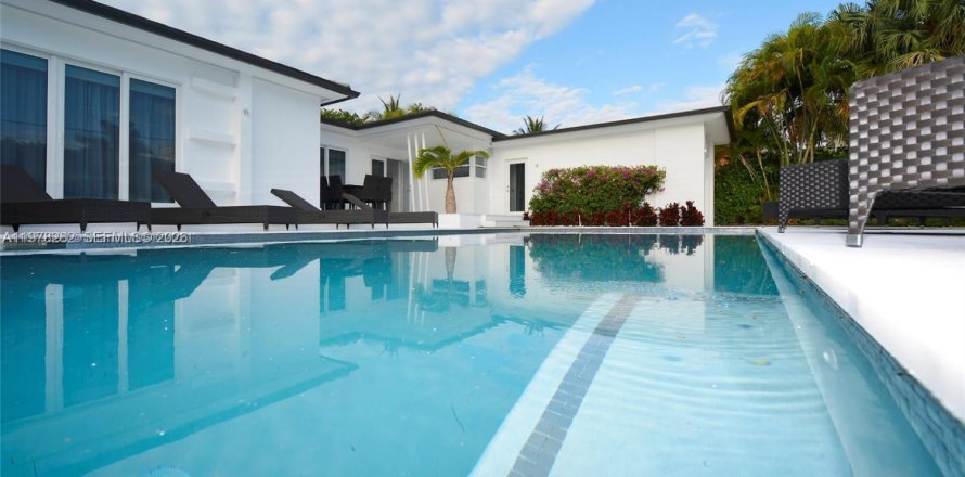 House in Miami Beach, Florida 4 bedrooms № 2041894