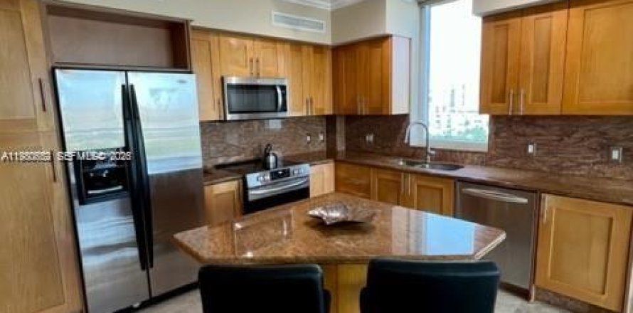 Condominio en Hallandale Beach, Florida, 2 dormitorios  № 2043890