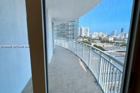 Condominio en alquiler en Hallandale Beach, Florida, 2 dormitorios, 132.39 m2 № 2043890 - foto 13