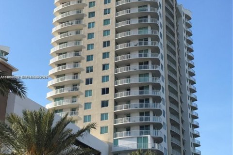 Condominio en alquiler en Hallandale Beach, Florida, 2 dormitorios, 132.39 m2 № 2043890 - foto 21