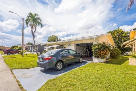 House in Tamarac, Florida 2 bedrooms, 93.09 sq.m. № 1834014 - photo 2