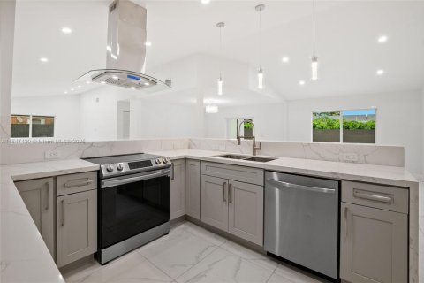 Купить виллу или дом в Майами, Флорида 5 спален, 216.65м2, № 1845813 - фото 3