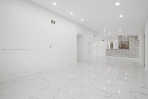 Купить виллу или дом в Майами, Флорида 5 спален, 216.65м2, № 1845813 - фото 7