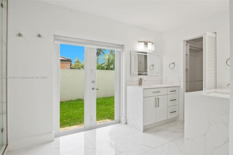 Купить виллу или дом в Майами, Флорида 5 спален, 216.65м2, № 1845813 - фото 14