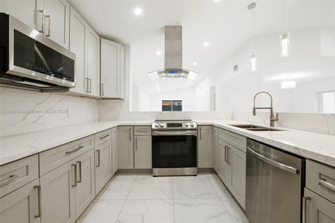 Купить виллу или дом в Майами, Флорида 5 спален, 216.65м2, № 1845813 - фото 2