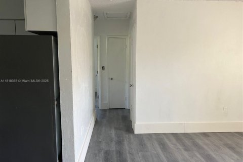 Villa ou maison à louer à Miami, Floride: 2 chambres, 78.97 m2 № 1982550 - photo 6