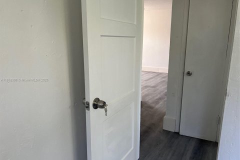 Villa ou maison à louer à Miami, Floride: 2 chambres, 78.97 m2 № 1982550 - photo 13
