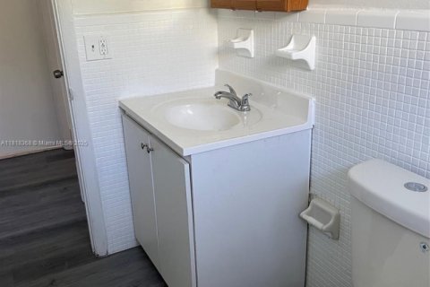 Villa ou maison à louer à Miami, Floride: 2 chambres, 78.97 m2 № 1982550 - photo 12