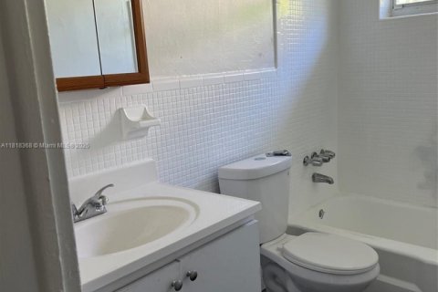 Villa ou maison à louer à Miami, Floride: 2 chambres, 78.97 m2 № 1982550 - photo 11