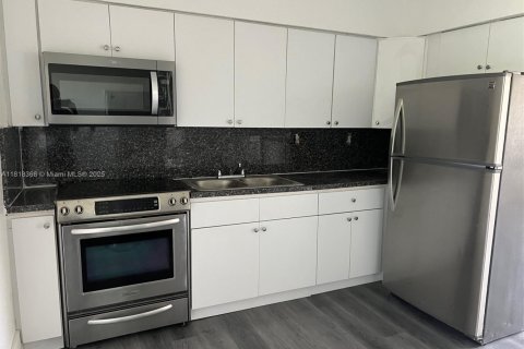 Villa ou maison à louer à Miami, Floride: 2 chambres, 78.97 m2 № 1982550 - photo 5
