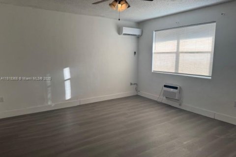 Villa ou maison à louer à Miami, Floride: 2 chambres, 78.97 m2 № 1982550 - photo 3