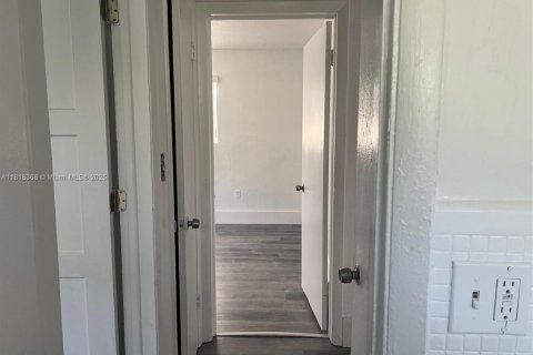 Villa ou maison à louer à Miami, Floride: 2 chambres, 78.97 m2 № 1982550 - photo 10