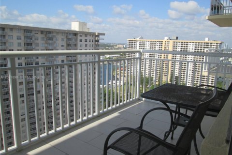 Condominio en alquiler en Sunny Isles Beach, Florida, 2 dormitorios, 100.98 m2 № 2066289 - foto 3