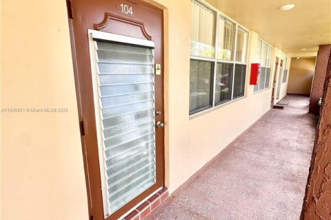 Condo in Sunrise, Florida, 1 bedroom  № 1820416 - photo 1