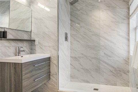 Apartment in Miami Shores, Florida 2 bedrooms, 671.13 sq.m. № 1993985 - photo 5