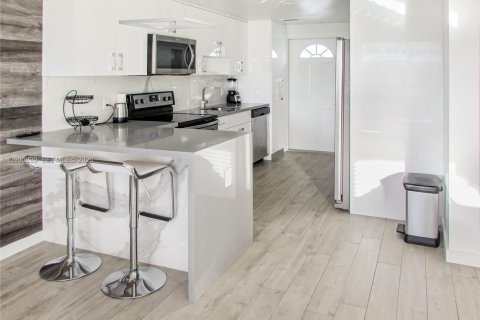 Apartment in Miami Shores, Florida 2 bedrooms, 671.13 sq.m. № 1993985 - photo 4