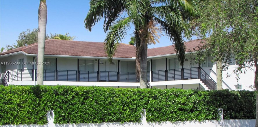 Apartment in Miami Shores, Florida 2 bedrooms, 671.13 sq.m. № 1993985