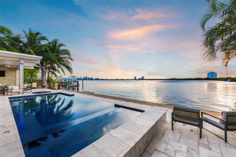 Купить виллу или дом в Норт-Бей-Виллидж, Флорида 4 спальни, 234.95м2, № 2043388 - фото 16
