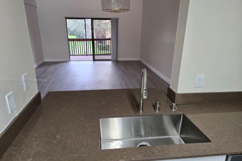 Condo in Royal Palm Beach, Florida, 2 bedrooms № 2091203 - photo 8