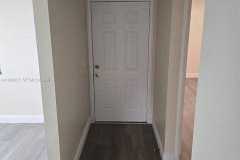 Condo in Royal Palm Beach, Florida, 2 bedrooms № 2091203 - photo 9