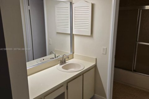 Condo in Royal Palm Beach, Florida, 2 bedrooms № 2091203 - photo 13