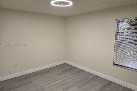 Condo in Royal Palm Beach, Florida, 2 bedrooms № 2091203 - photo 22