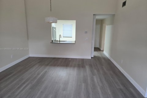 Condo in Royal Palm Beach, Florida, 2 bedrooms № 2091203 - photo 11