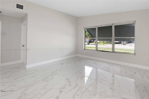 Villa ou maison à vendre à West Park, Floride: 2 chambres, 82.31 m2 № 1990355 - photo 2