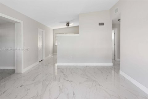 Villa ou maison à vendre à West Park, Floride: 2 chambres, 82.31 m2 № 1990355 - photo 4