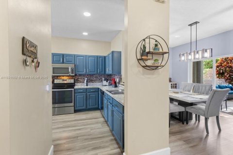 House in Coral Springs, Florida 4 bedrooms, 195.93 sq.m. № 1809694 - photo 6