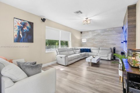 House in Coral Springs, Florida 4 bedrooms, 195.93 sq.m. № 1809694 - photo 13