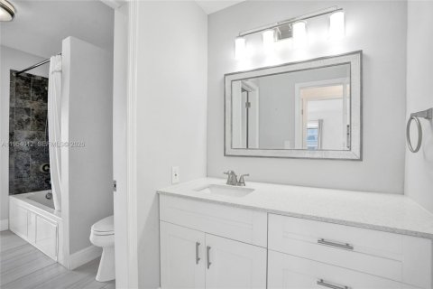 House in Pompano Beach, Florida 3 bedrooms, 208.84 sq.m. № 2041322 - photo 28