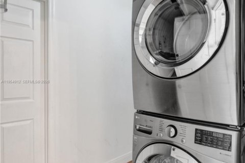 House in Pompano Beach, Florida 3 bedrooms, 208.84 sq.m. № 2041322 - photo 22