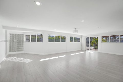 House in Pompano Beach, Florida 3 bedrooms, 208.84 sq.m. № 2041322 - photo 15