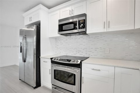 House in Pompano Beach, Florida 3 bedrooms, 208.84 sq.m. № 2041322 - photo 19