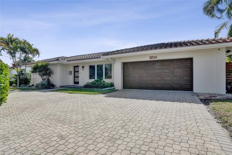 House in Pompano Beach, Florida 3 bedrooms, 208.84 sq.m. № 2041322