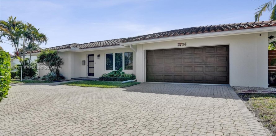 House in Pompano Beach, Florida 3 bedrooms, 208.84 sq.m. № 2041322