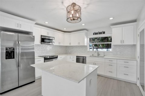 House in Pompano Beach, Florida 3 bedrooms, 208.84 sq.m. № 2041322 - photo 21