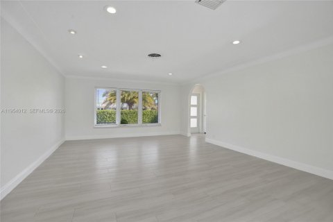 House in Pompano Beach, Florida 3 bedrooms, 208.84 sq.m. № 2041322 - photo 9