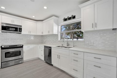 House in Pompano Beach, Florida 3 bedrooms, 208.84 sq.m. № 2041322 - photo 20