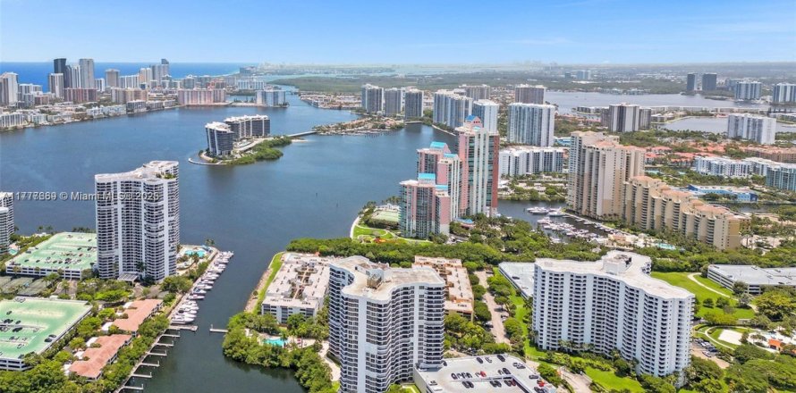 Condominio en Aventura, Florida, 2 dormitorios  № 1616955