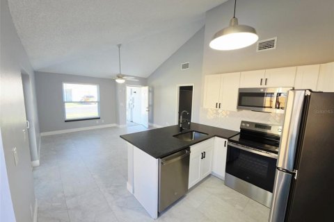 Villa ou maison à louer à Palm Harbor, Floride: 3 chambres, 97.55 m2 № 2422748 - photo 4