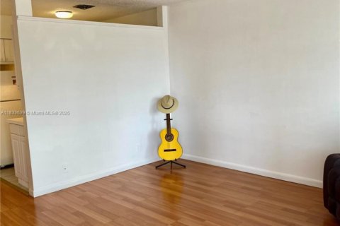 Condominio en venta en Hallandale Beach, Florida, 1 dormitorio, 58.06 m2 № 1814504 - foto 5