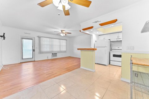 Condo in Deerfield Beach, Florida, 1 bedroom № 2183718 - photo 6
