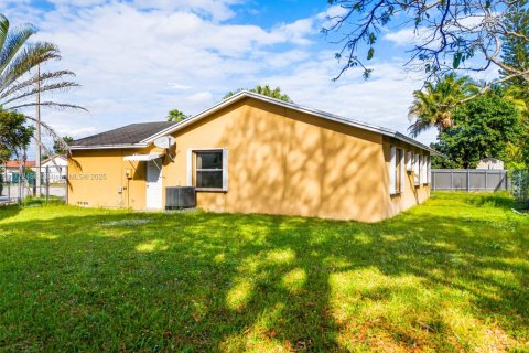 House in Homestead, Florida 3 bedrooms, 143.81 sq.m. № 1605692 - photo 11