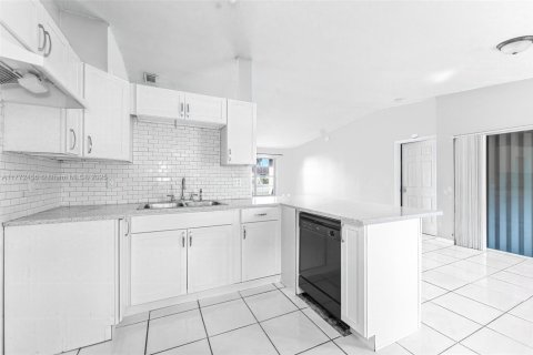 House in Homestead, Florida 3 bedrooms, 143.81 sq.m. № 1605692 - photo 2